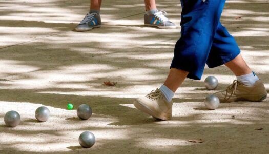 Partie de pétanque intergénérationnelle !